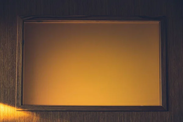 Horizontale Aufnahme Eines Gelben Rechtecks Einer Braunen Holztür Sonnenlicht — Stockfoto