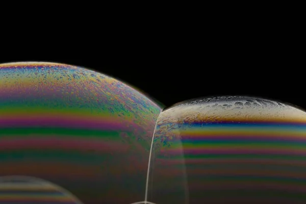 Makroaufnahme Bunter Seifenblasen Auf Schwarzem Hintergrund — Stockfoto