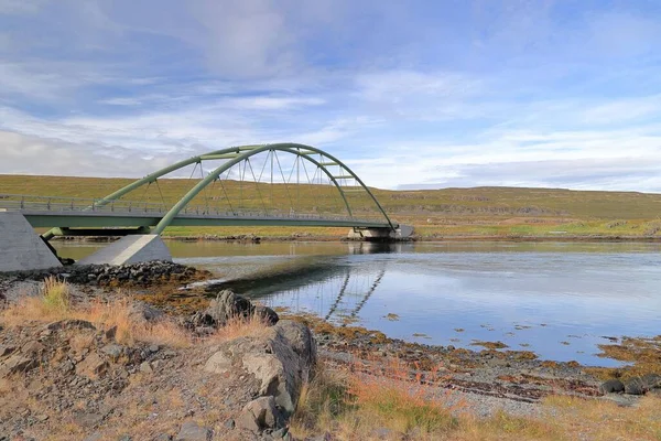 Ein Schöner Blick Auf Eine Brücke Über Den See Mit — Stockfoto