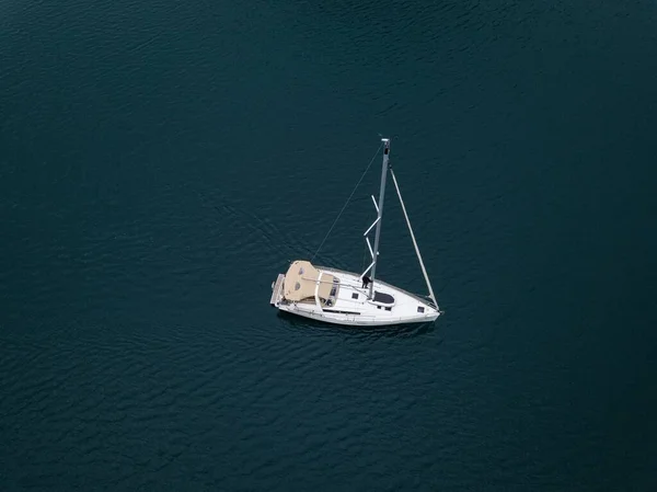Zbliżenie Ujęcia Białego Jachtu Pływającego Morzu Słoneczny Dzień — Zdjęcie stockowe