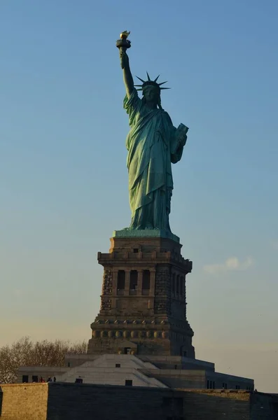 Plan Vertical Statue Liberté Dans Port New York Nyc — Photo