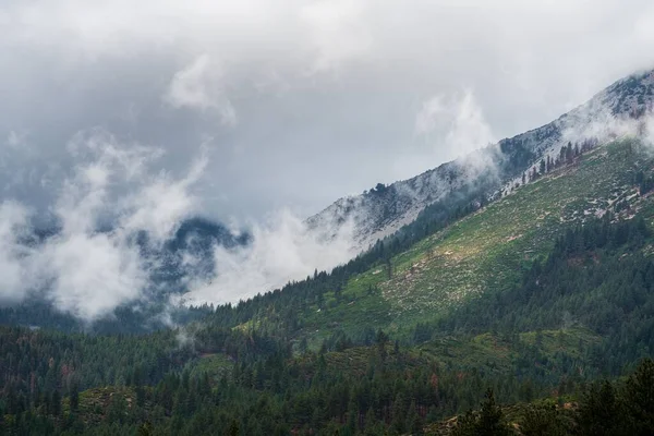 Uma Vista Aérea Nuvens Brancas Fofas Dançando Montanhas Verdes Exuberantes — Fotografia de Stock
