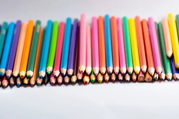 Gros Plan Pile Crayons Bois Colorés Isolés Sur Fond Blanc — Photo