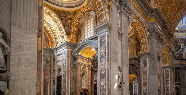 Wnętrze Bazyliki Piotra Wzorami Ścian Rzeźb — Zdjęcie stockowe