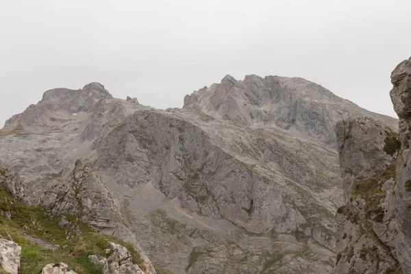 西班牙阿斯图里亚斯Naranjo Bulnes的岩石山景令人惊叹 — 图库照片