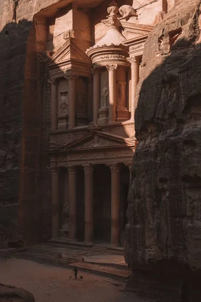 Plan Vertical Site Archéologique Petra Une Personne Nettoyant Zone Jordanie — Photo