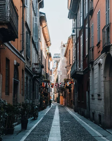 3階建ての建物に囲まれたイタリアのミラノの狭い通りの垂直方向の景色 — ストック写真