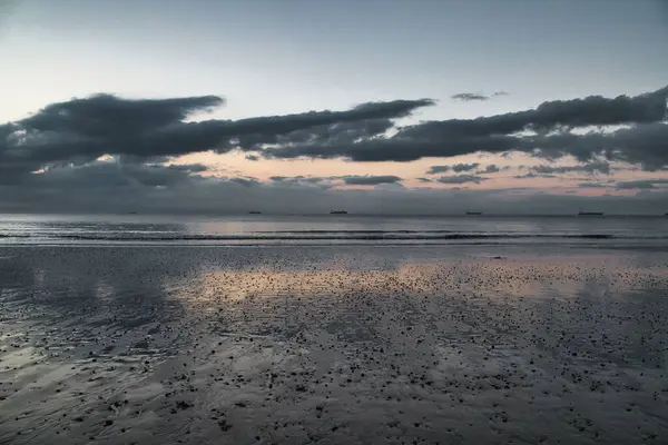 Dramatisch Düsterer Himmel Über Ruhiger Wasserlandschaft Bei Sonnenuntergang — Stockfoto