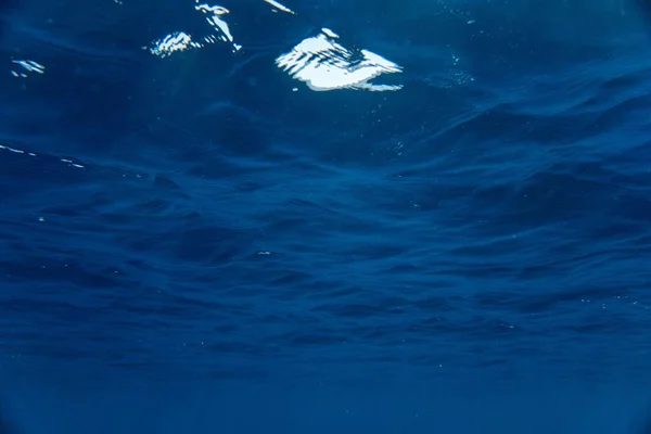 Close Superfície Água Azul Profunda — Fotografia de Stock
