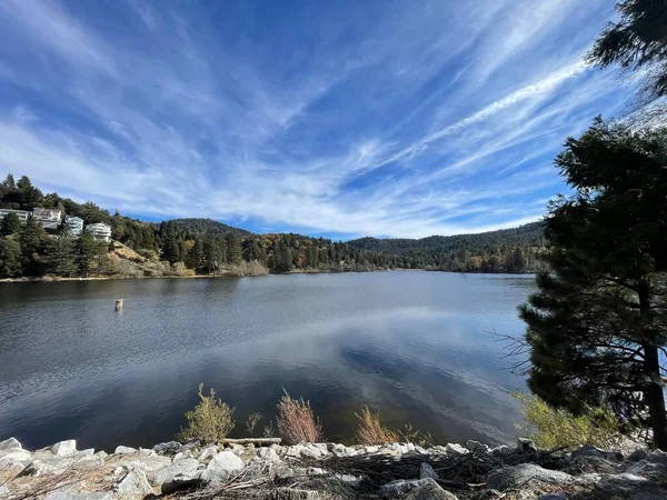 Niskokątny Widok Piękny Las Niedaleko Lake Arrowhead Kalifornia Usa — Zdjęcie stockowe