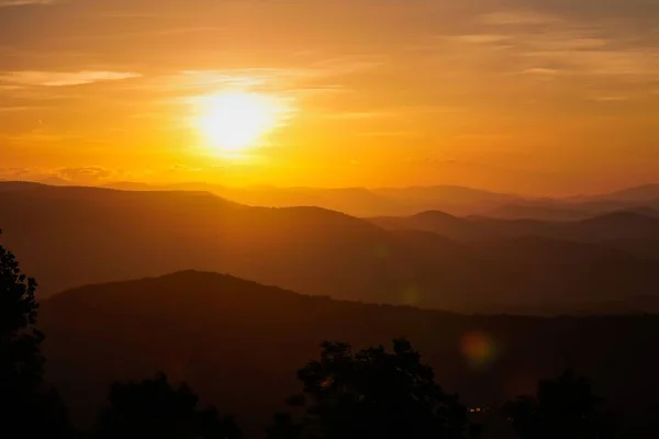 Krásný Záběr Výhledy Hory Gruzii Během Západu Slunce — Stock fotografie