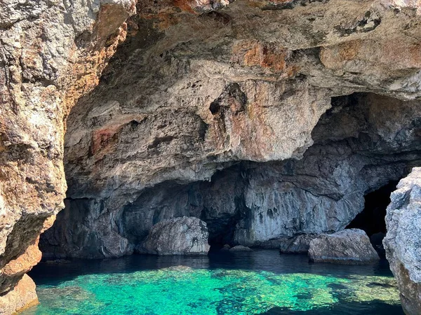 Ein Malerischer Blick Auf Eine Kleine Höhle Mit Transparentem Klarem — Stockfoto