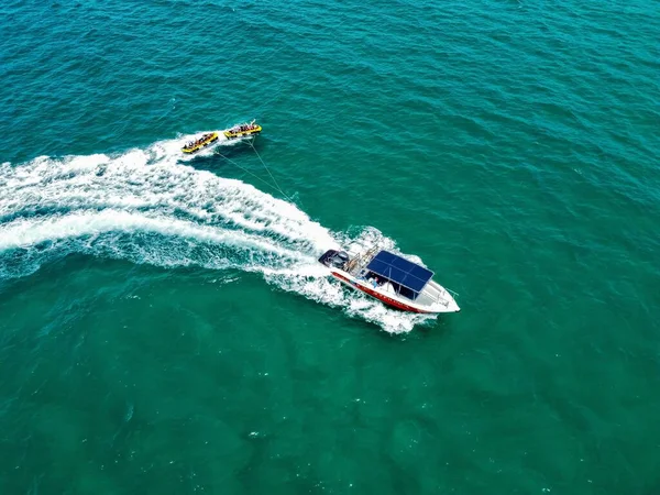 Uma Vista Superior Barco Com Dois Barcos Passeio Atlético Mar — Fotografia de Stock