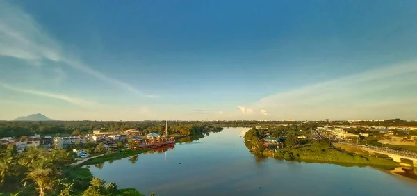 Panoramaaufnahme Eines Sonnenuntergangs Über Dem Fluss Und Einer Stadt Daneben — Stockfoto