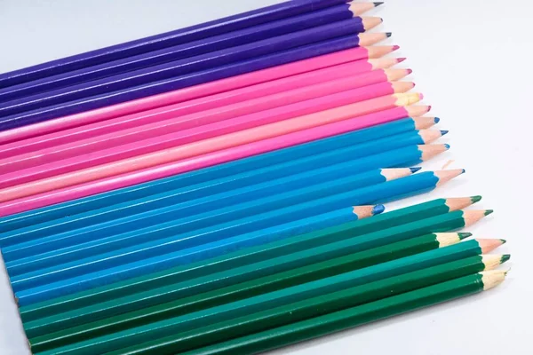 白色底色铅笔在白色背景下的一组彩色铅笔 — 图库照片