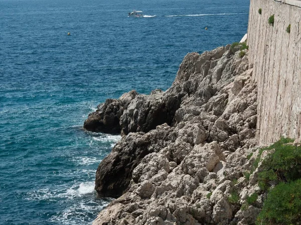 Stary Mur Skalistym Wybrzeżu Pobliżu Morza — Zdjęcie stockowe