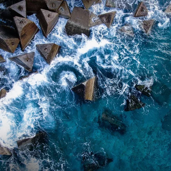 Een Adembenemende Luchtfoto Van Een Zeegolf Die Neerstort Rotsachtige Kust — Stockfoto
