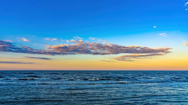 Céu Brilhante Por Sol Sobre Belo Mar Azul — Fotografia de Stock