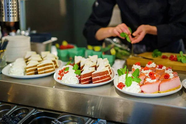 Buffet Con Toboganes Tartas Pasteles Preparados Por Cocinero Para Una —  Fotos de Stock