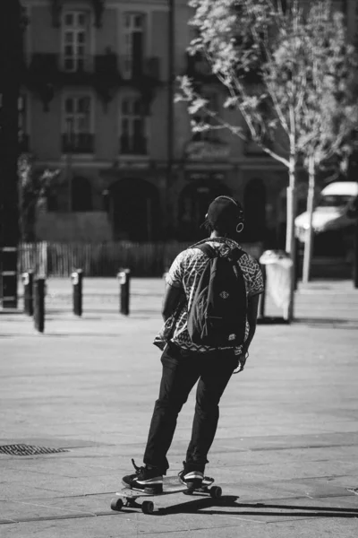 Eine Vertikale Graustufenaufnahme Einer Person Beim Skateboarden Auf Der Straße — Stockfoto