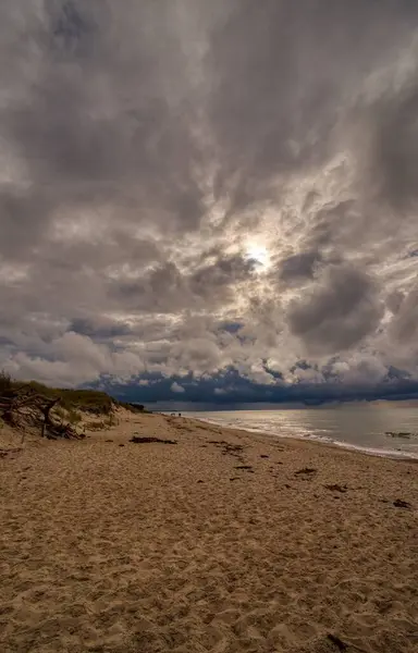 在多云的天空背景下 一个有海景的沙滩的垂直照片 — 图库照片