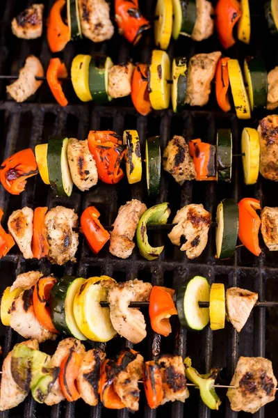 烤架上垂直拍摄的蔬菜和鸡胸肉 — 图库照片