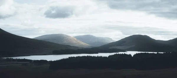 Antenn Panoramautsikt Över Sjö Omgiven Berg Och Grön Natur Glencoe — Stockfoto