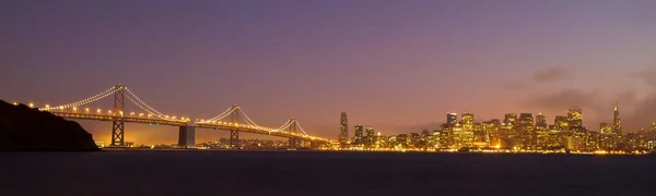 Oakland Bay Köprüsü Nün Gece Panoramik Bir Görüntüsü — Stok fotoğraf