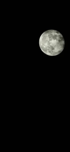 Вертикальний Постріл Повного Місяця Темно Чорному Небі Вкритому Тіні — стокове фото