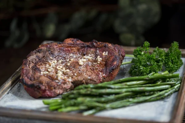 Detailní Záběr Okořeněného Steaku Tácu Zeleninou Šedé Látce — Stock fotografie