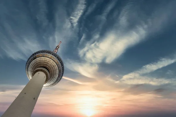 Χαμηλή Γωνία Του Πύργου Berliner Fernsehtturm Κατά Διάρκεια Του Ηλιοβασιλέματος — Φωτογραφία Αρχείου
