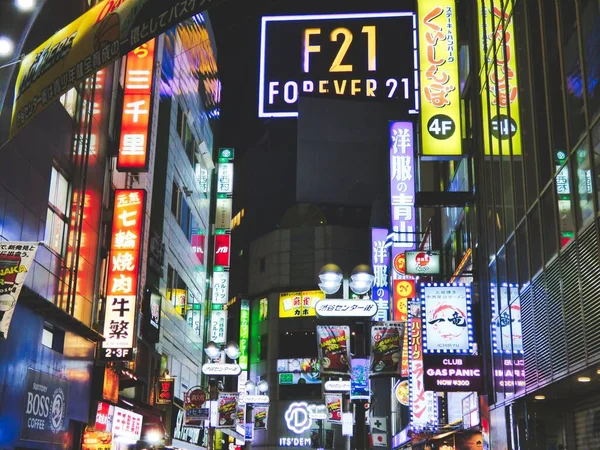 Niski Kąt Widzenia Neon Światła Znaki Shibuya Okręgu Tokio Japonia — Zdjęcie stockowe