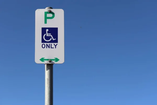 Biały Prostokątny Znak Parkingowy Dla Wózków Inwalidzkich Odizolowany Niebieskim Tle — Zdjęcie stockowe