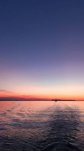 Tiro Vertical Pôr Sol Sobre Lago Polônia — Fotografia de Stock