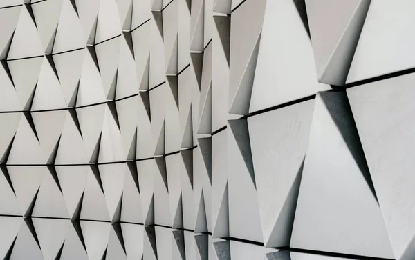 Detailní Záběr Abstraktní Moderní Bílé Stěny Trojúhelníkovými Vzory — Stock fotografie