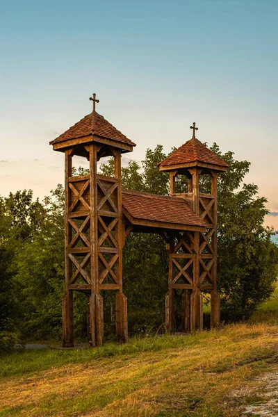 セルビアの木造鐘楼の垂直ショット — ストック写真