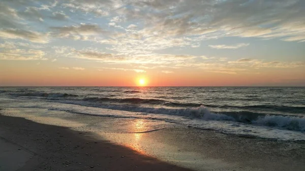 美丽的落日掠过海面 — 图库照片