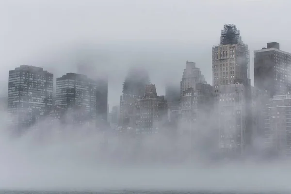 Gökdelenler Sis Kaplı Modern Binalarla New York Şehrinin Manzarası — Stok fotoğraf
