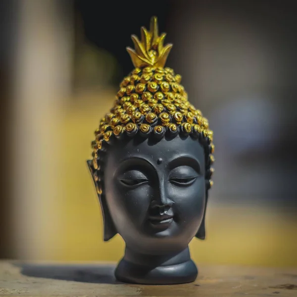 Статуя Головы Будды Размытым Фоном — стоковое фото