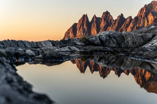 Uma Vista Panorâmica Das Montanhas Dentes Devils Senja Noruega Pôr — Fotografia de Stock
