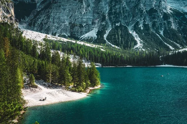 Himmlische Aussicht Für Menschen Vom Ufer Des Türkisfarbenen Baires Sees — Stockfoto