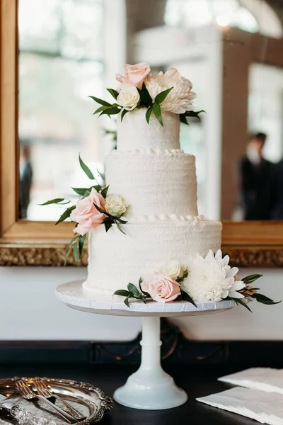 Den Vackra Vita Bröllopstårta Dekorerad Med Blommor Förberedda För Vigseln — Stockfoto