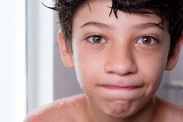 Portrét Veselého Šťastného Chlapce Který Užívá Koupel — Stock fotografie