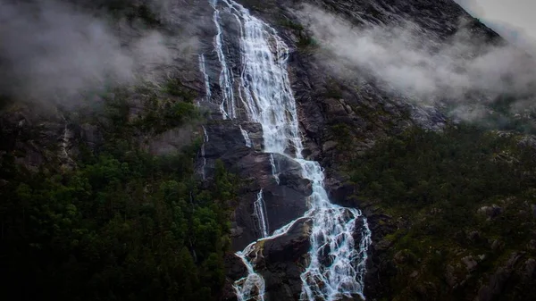 Uma Vista Panorâmica Uma Cachoeira Que Flui Sobre Montanha Rochosa — Fotografia de Stock