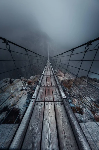 Disparo Vertical Estrecho Puente Colgante Madera Que Conduce Una Montaña — Foto de Stock
