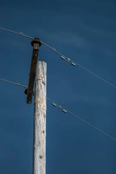 Eine Vertikale Aufnahme Einer Holzstange Für Elektrische Leitungen — Stockfoto