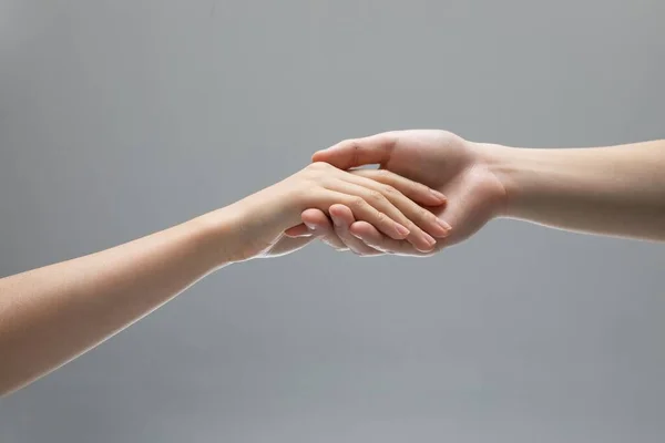 2本の手が互いに触れる美しいショット — ストック写真