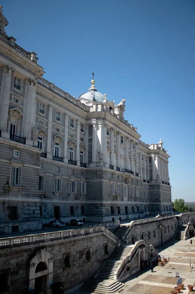 Μια Κάθετη Φωτογραφία Του Βασιλικού Παλατιού Της Μαδρίτης Και Αστυνομικοί — Φωτογραφία Αρχείου