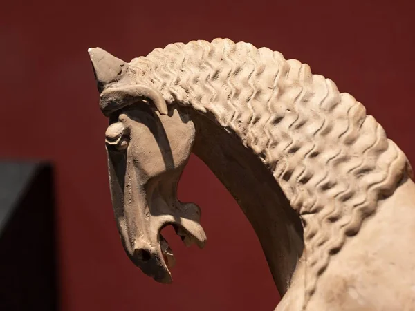 Primo Piano Della Statuetta Argilla Bianca Marrone Cavallo Dell Asia — Foto Stock