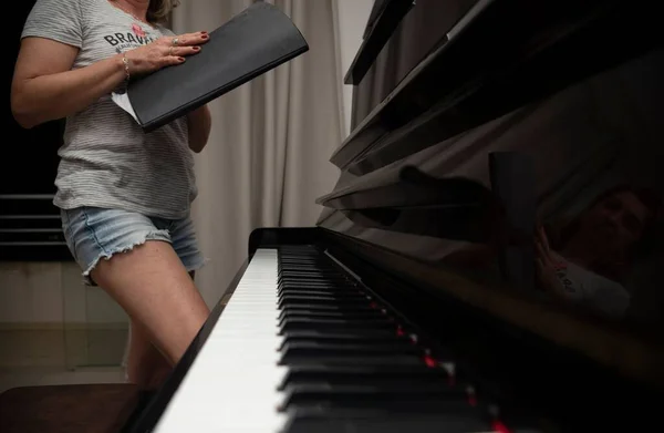 Brazilian Woman Preparing Play Upright Piano Concept Music Teaching Arts — Stock Photo, Image